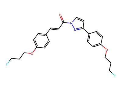 3-[4-(3-fluoropropoxy)phenyl]-1-[3-[4-(3-fluoropropoxy)phenyl]pyrazol-1-yl]prop-2-en-1-one structure